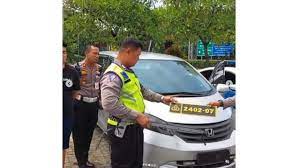 Kesal Pengendara Mobil Honda Freed Ditangkap Polisi Karena Pasang Rotator